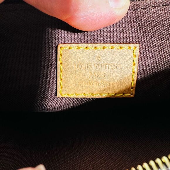 Louis Vuitton Liv Pochette - Picture 12 of 16